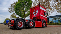 20251019-Tom-Holding-00231